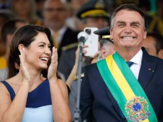 Bolsonaro admite possibilidade de Michelle disputar presidência e cogita assumir Casa Civil