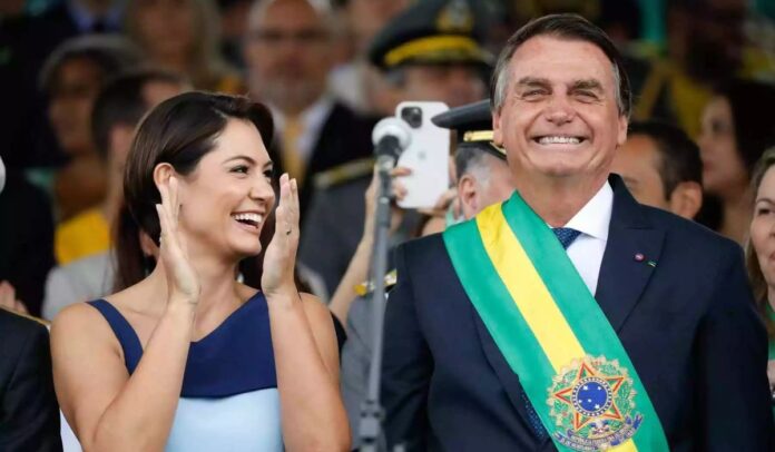 Bolsonaro admite possibilidade de Michelle disputar presidência e cogita assumir Casa Civil