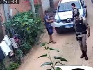 Homens Violência e Covardia? Policial agride homem com filha no colo