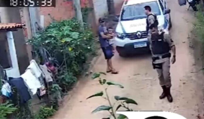 Homens Violência e Covardia? Policial agride homem com filha no colo