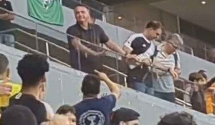 De "mito" a "vai ser preso": Bolsonaro é apoiado e vaiado em jogo de futebol