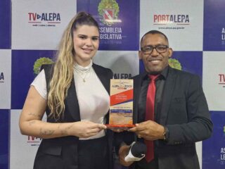 Daniela Pinheiro, Assessora Parlamentar, recebe troféu “Honra ao Mérito” do 6º Prêmio Alepa Em Foco 2024