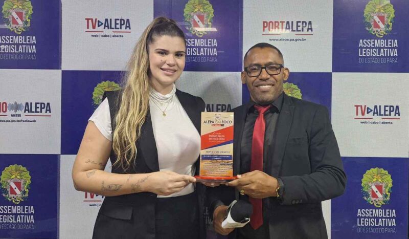 Daniela Pinheiro, Assessora Parlamentar, recebe troféu “Honra ao Mérito” do 6º Prêmio Alepa Em Foco 2024