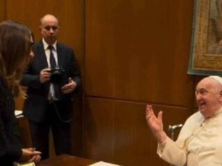 Primeira-dama Janja Lula se encontra com Papa Francisco, em Roma