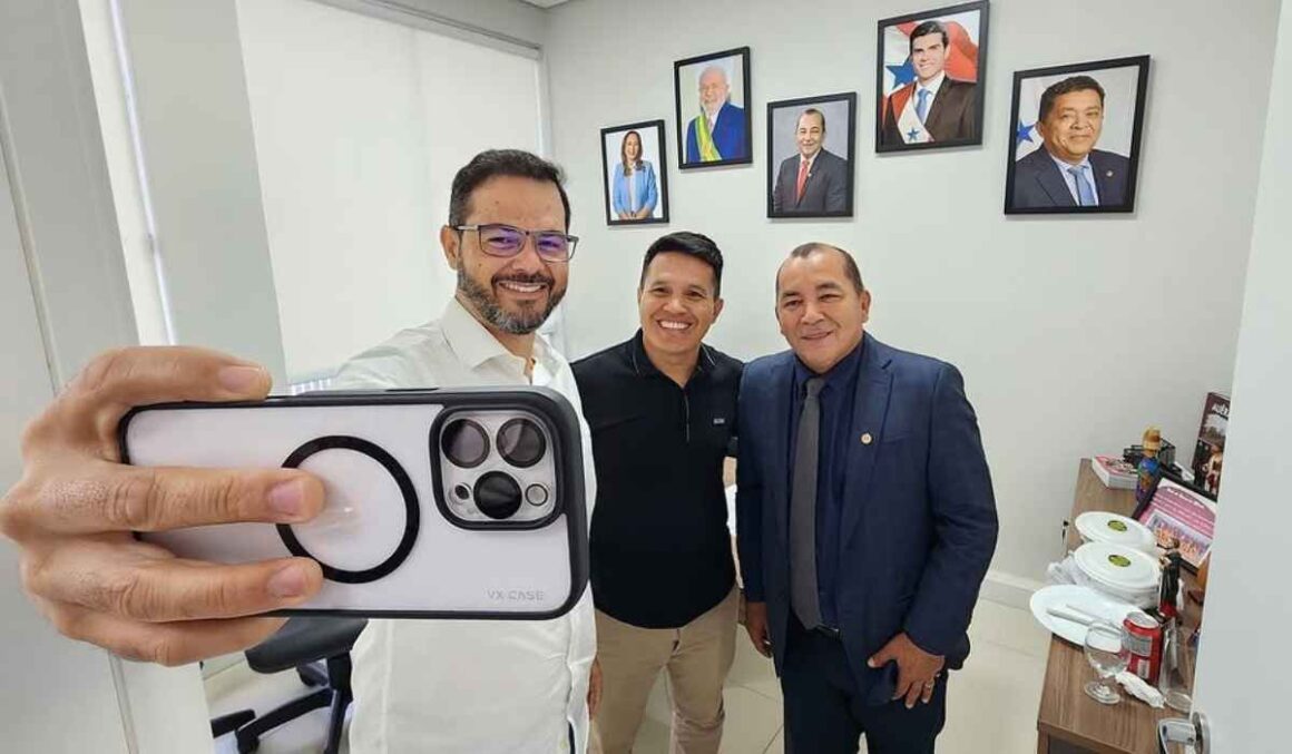 Deputado Elias Santiago reforça diálogo com lideranças em agenda na Alepa