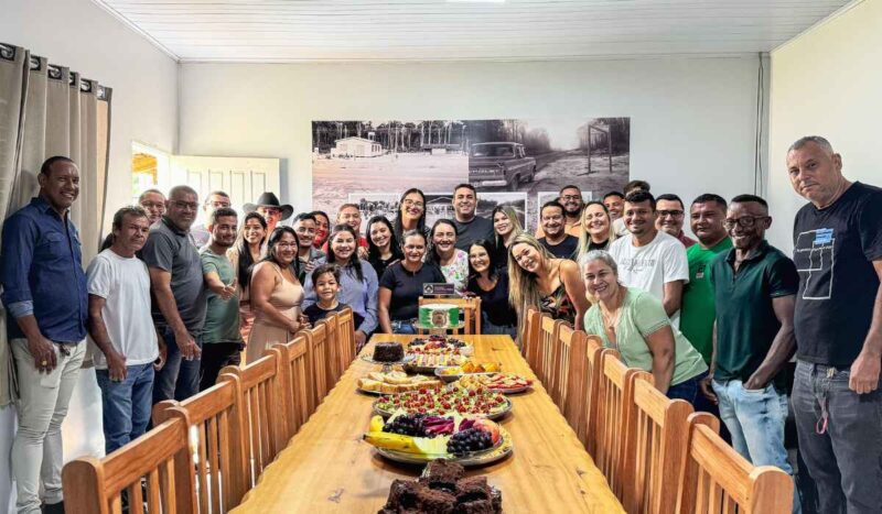 Presidente da Câmara Municipal de Tailândia, Pedro Clementino, celebra aniversário ao lado de aliados políticos