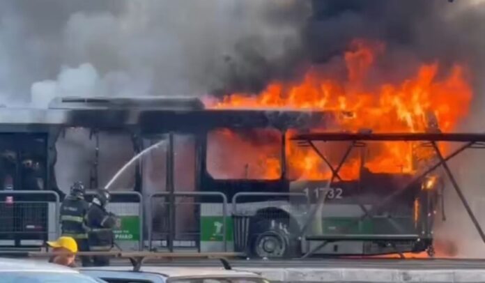 ASSISTA: Avião cai em São Paulo, deixa dois mortos e sete feridos após colidir com ônibus