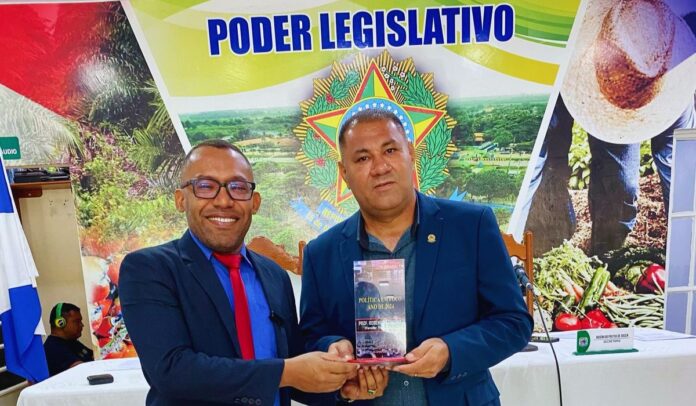 Vereador Professor Rosenildo Freitas recebe troféu 'Política Em Foco 2024' em Tailândia