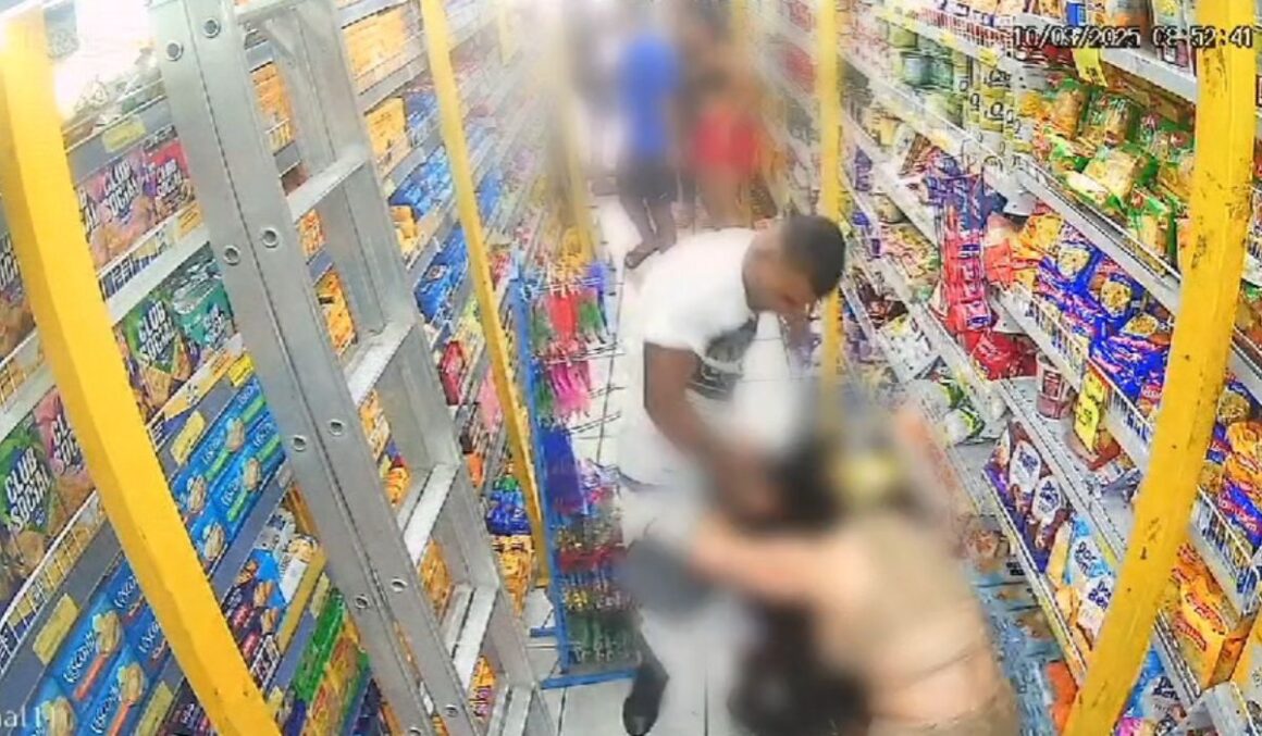 preso VÍDEO: Homem agride covardemente esposa dentro de mercado