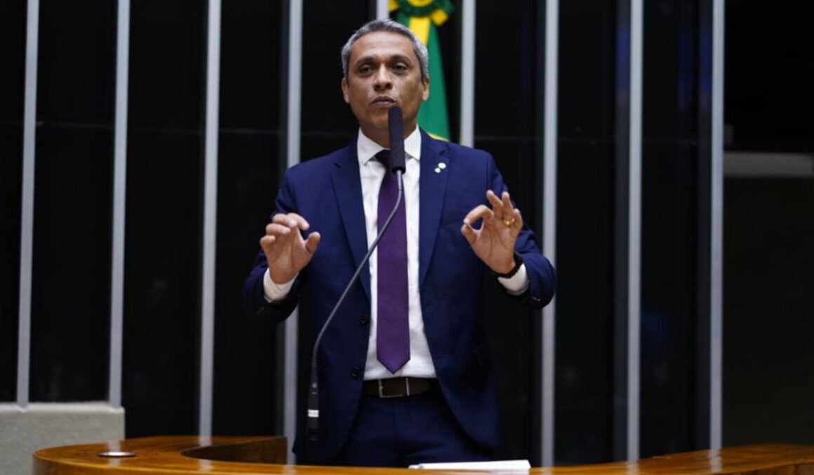 PT pede cassação de Gayer após ele chamar Gleisi de "cafetina"