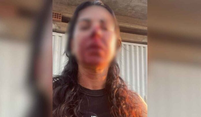 Oficial é brutalmente agredida por PM enquanto cumpria mandado