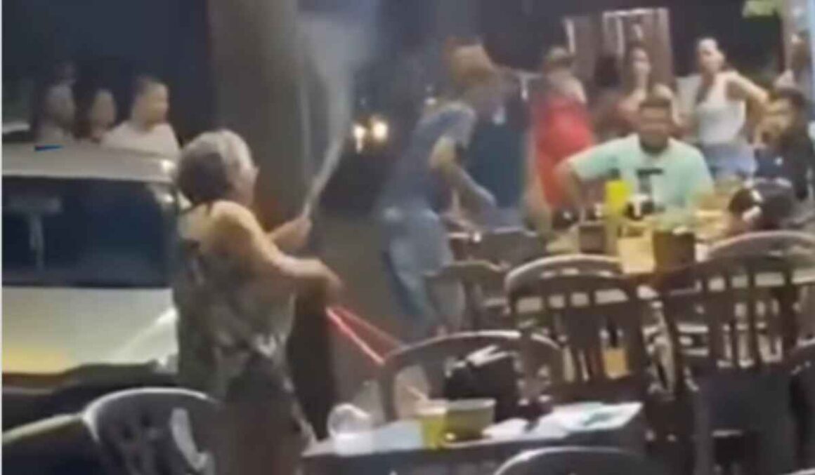 VÍDEO: idosa revoltada com mesas de bar na sua calçada joga água nos clientes