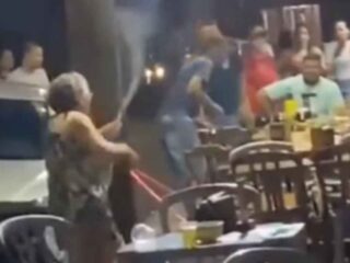 VÍDEO: idosa revoltada com mesas de bar na sua calçada joga água nos clientes