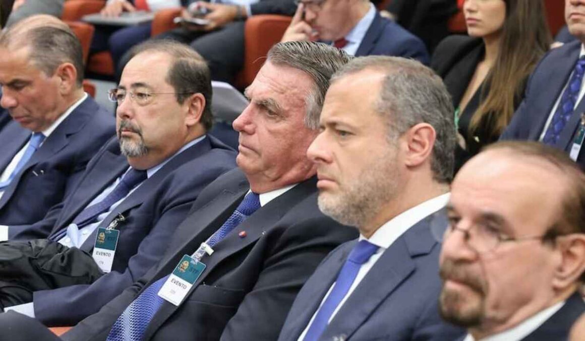 Bolsonaro acompanha julgamento no STF; 'faz questão de enfrentar a acusação absurda', diz advogado