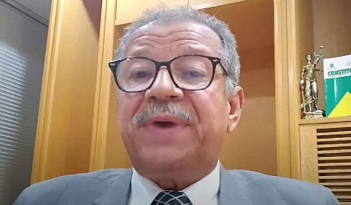 Aos gritos, desembargador aposentado tenta invadir julgamento do golpe