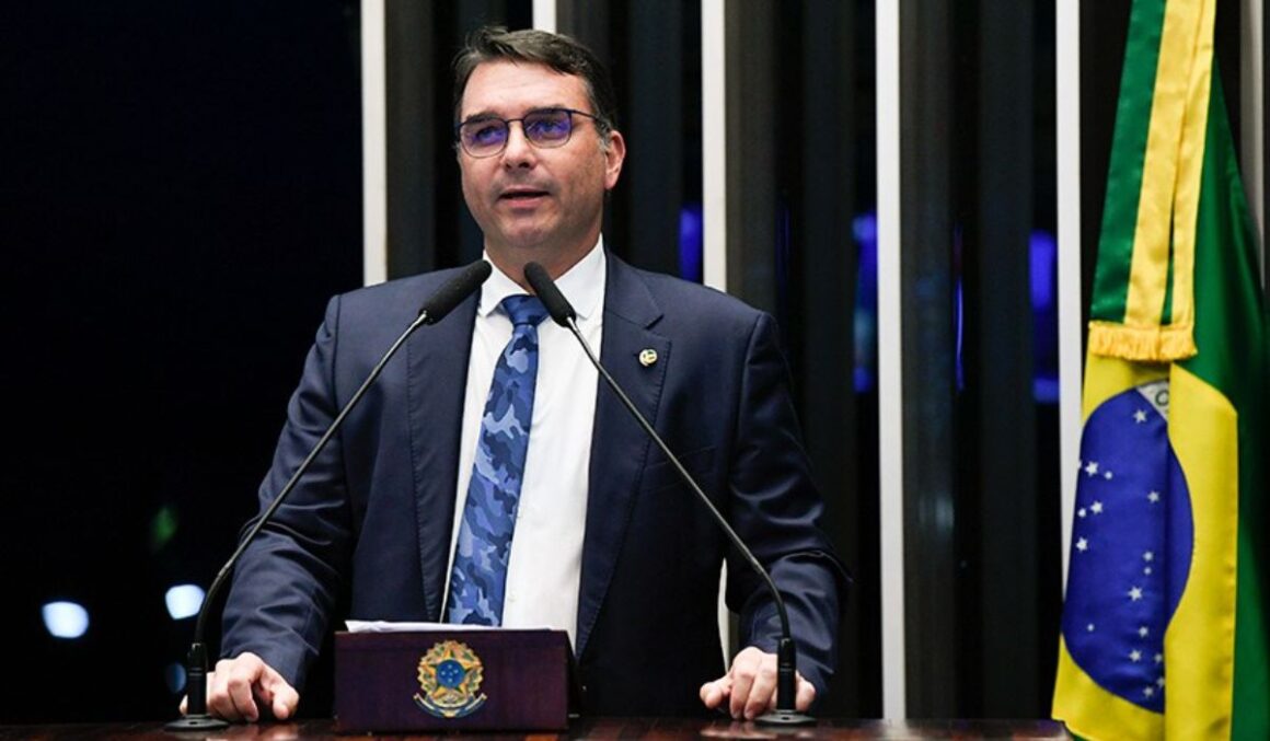 Projeto de Lei propõe pena maior para furto de celulares, visando proteger privacidade das vítimas