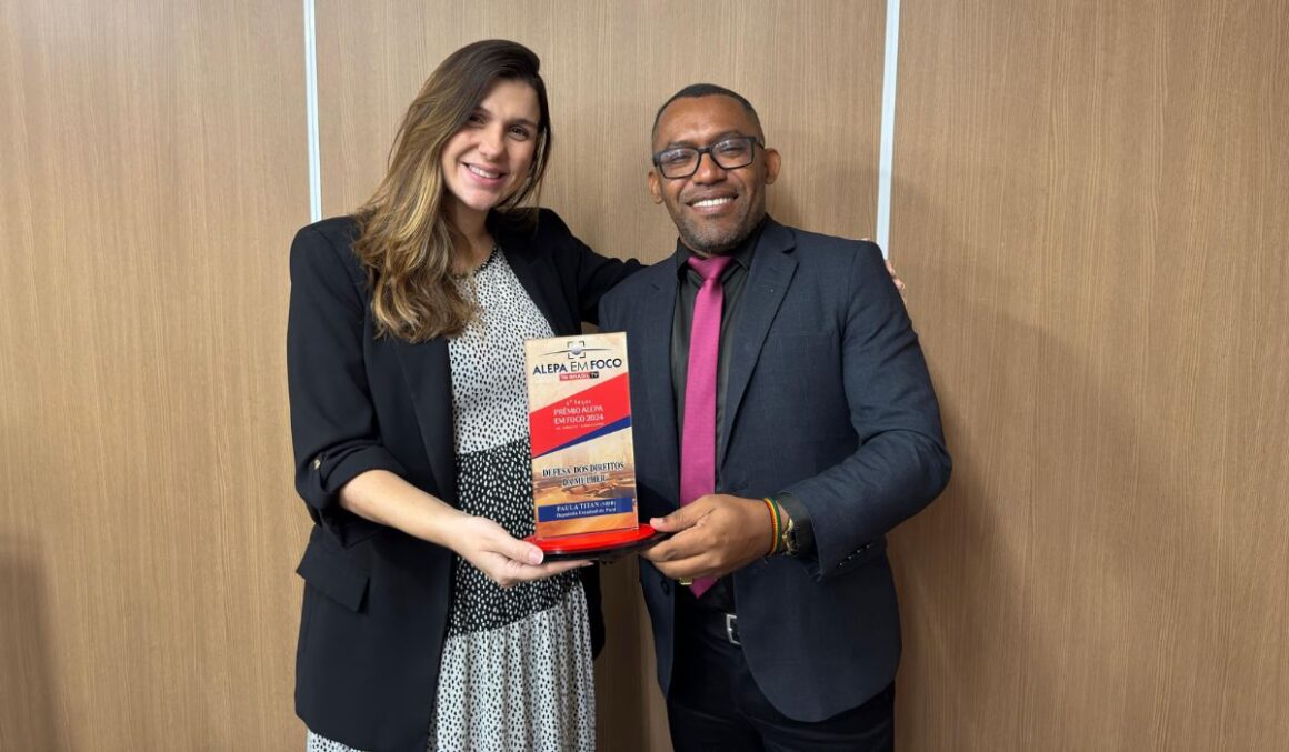Deputada Paula Titan recebe troféu "Defesa do Direito das Mulheres" do 6º Prêmio Alepa Em Foco