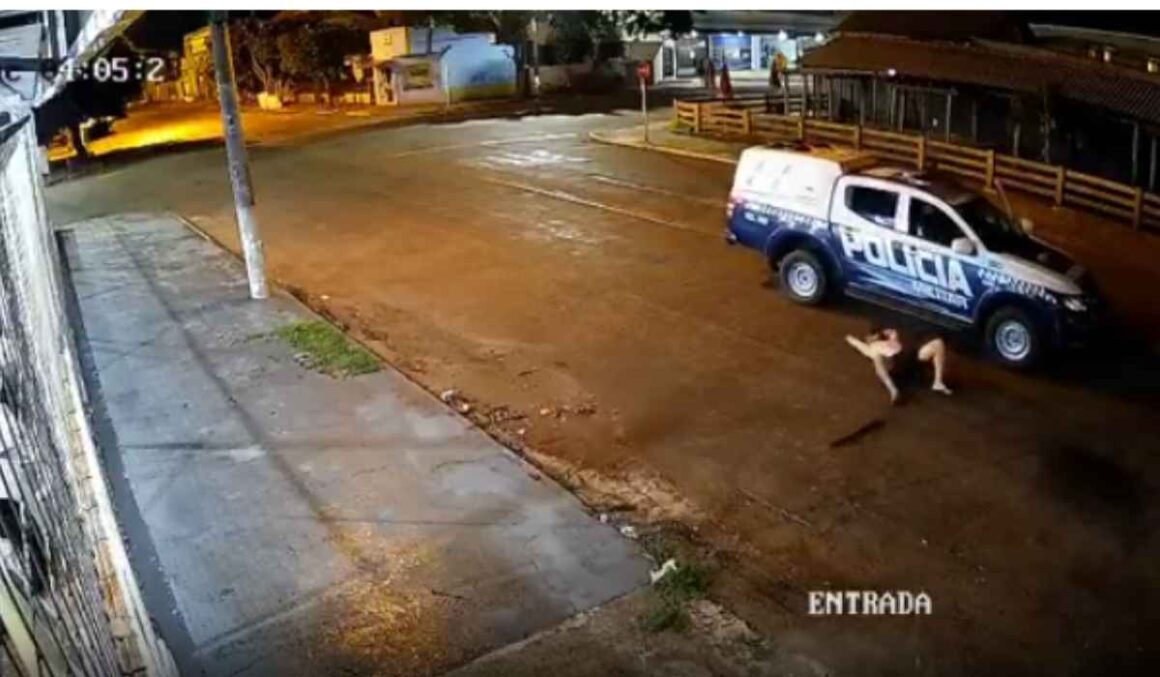 ASSISTA: Empresário em surto mira espingarda para policiais militares e é baleado