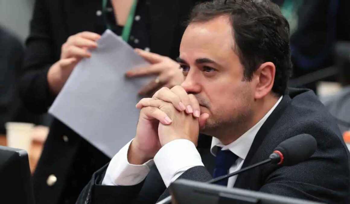 Sob ameaça de cassação, deputado Glauber Braga anuncia greve de fome