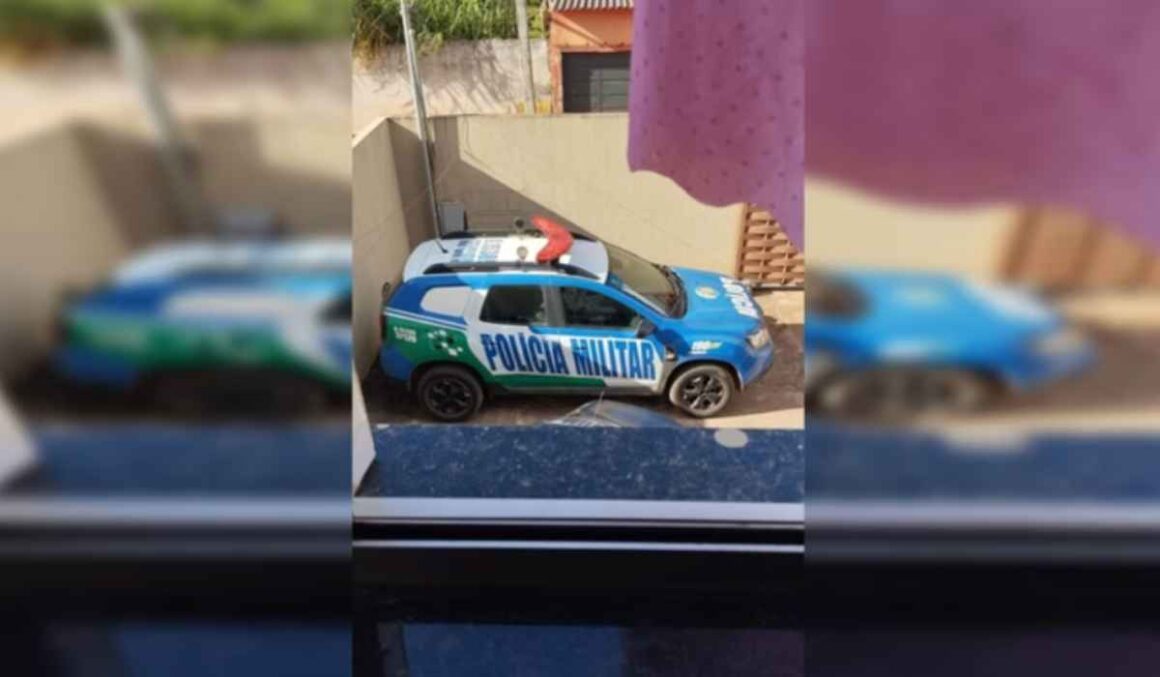 VÍDEO: Policial militar é flagrado se masturbando dentro de viatura