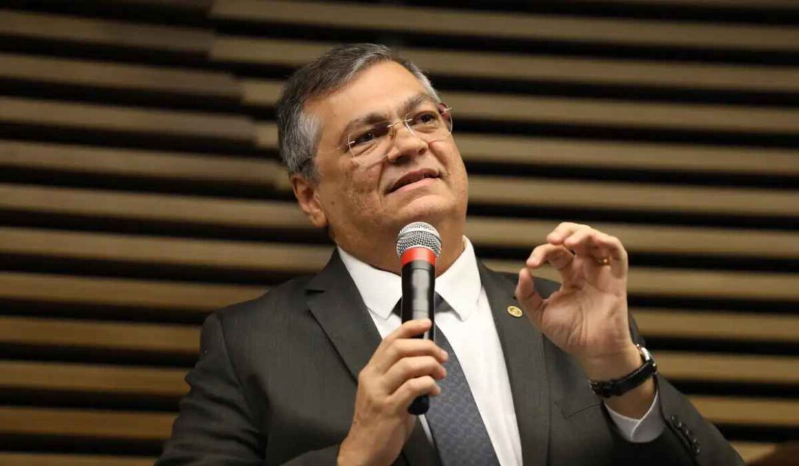 Ministro é aplaudido ao dizer que crime não está nos morros do Rio