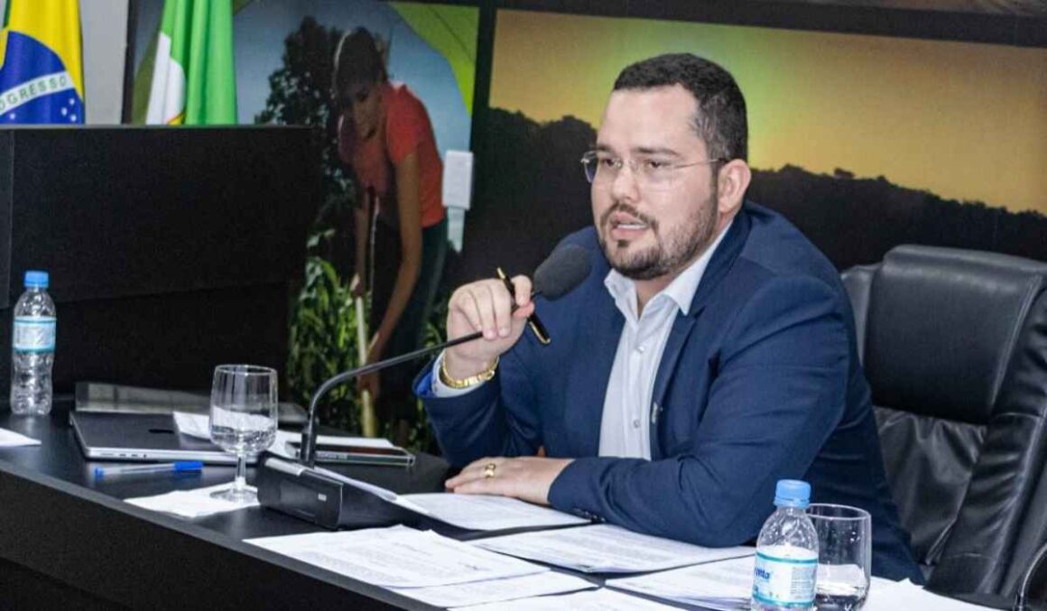 APROVADO: Dr. Isaac Farias propõe criação de bolsa de estágio remunerado para estudantes do ensino superior em Ipixuna do Pará