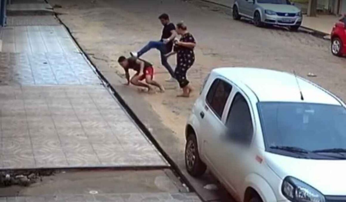 'Eu achei que iria morrer', diz rapaz negro agredido dentro do próprio carro