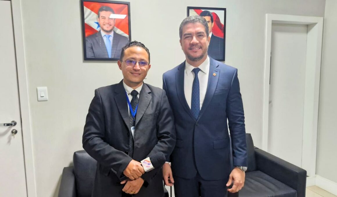 Deputado Ronie Silva recebe o Jornalista Janielson Oliveira, do Conexão Muaná News, na Alepa
