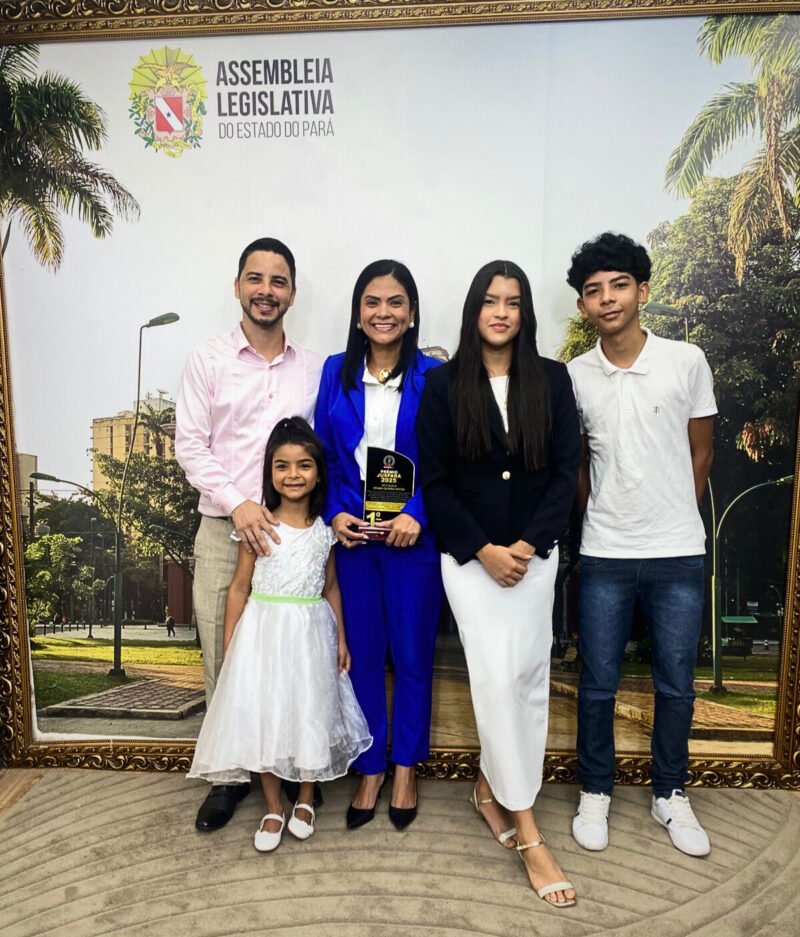 Advogada Renata, esposo e filhos / Foto: TN