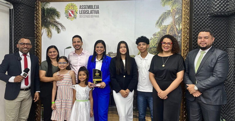 Jornalista Taciano com a advogada Renata Feitosa e seu esposo Bruno, filhos, demais parentes e amigos / Foto: TN