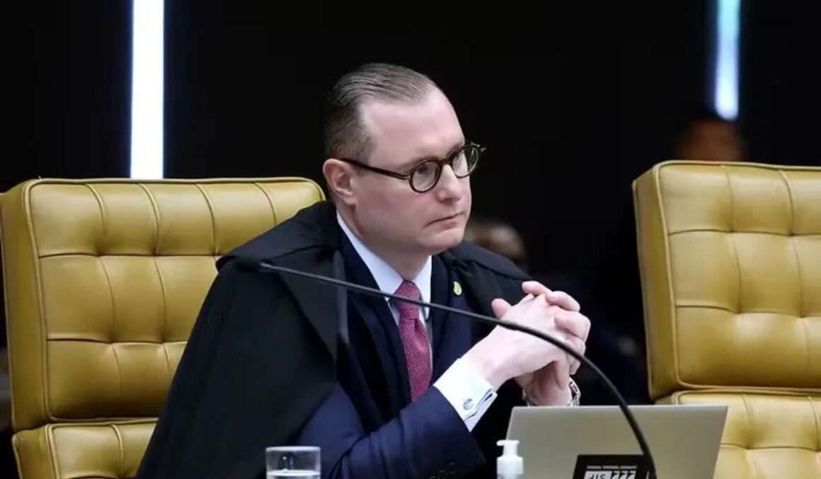 Ministro do STF Luciano Zanin rejeita petição feita por IA, vê má-fé e aplica multa