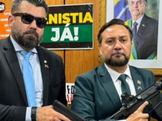 Deputado mineiro quer busca e apreensão de armas em gabinete de colega