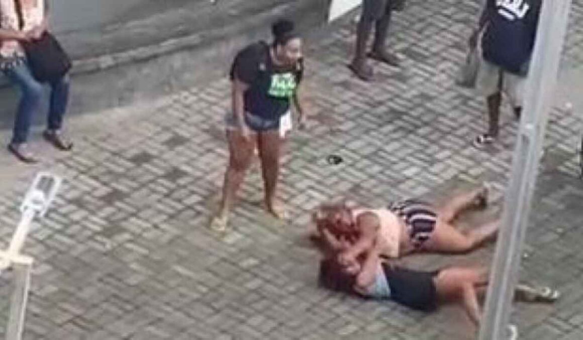 VÍDEO: Mulheres entram em confronto e se esfaqueiam em praça pública