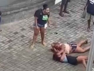 VÍDEO: Mulheres entram em confronto e se esfaqueiam em praça pública