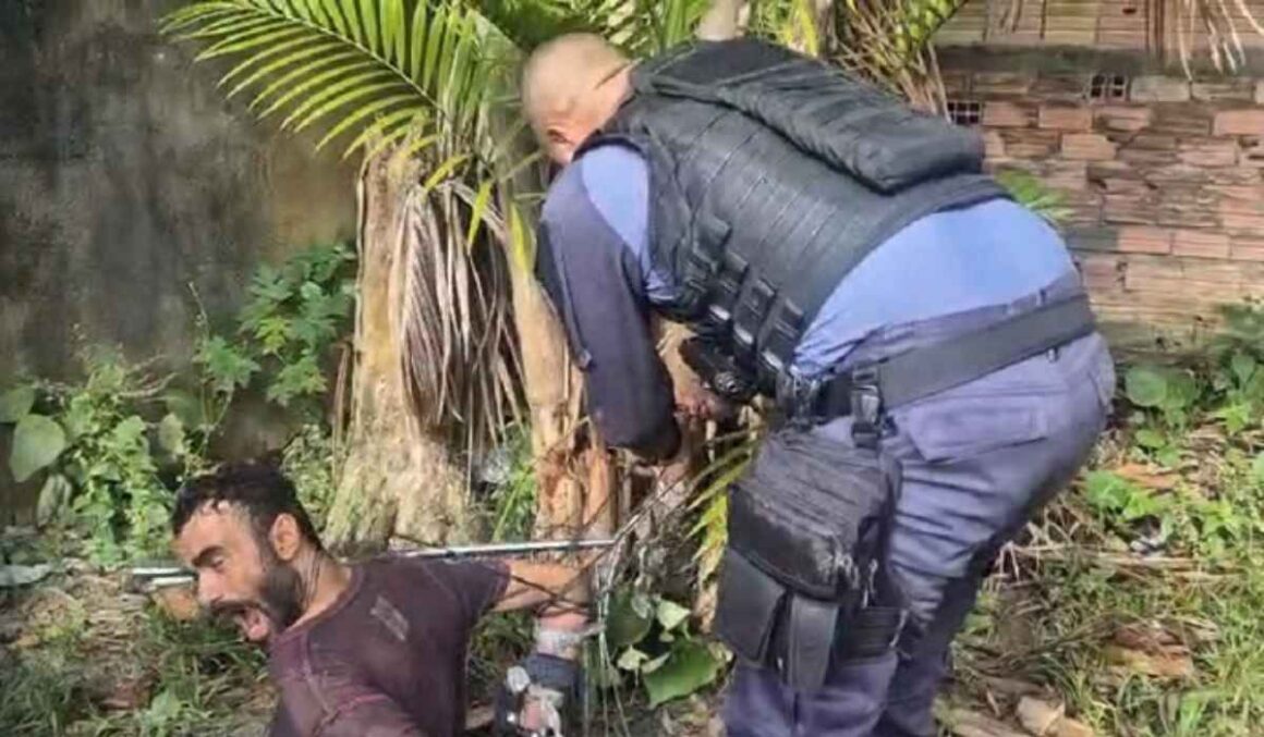 Polícia resgata homem que estava sendo torturado antes de ser executado por tribunal do crime