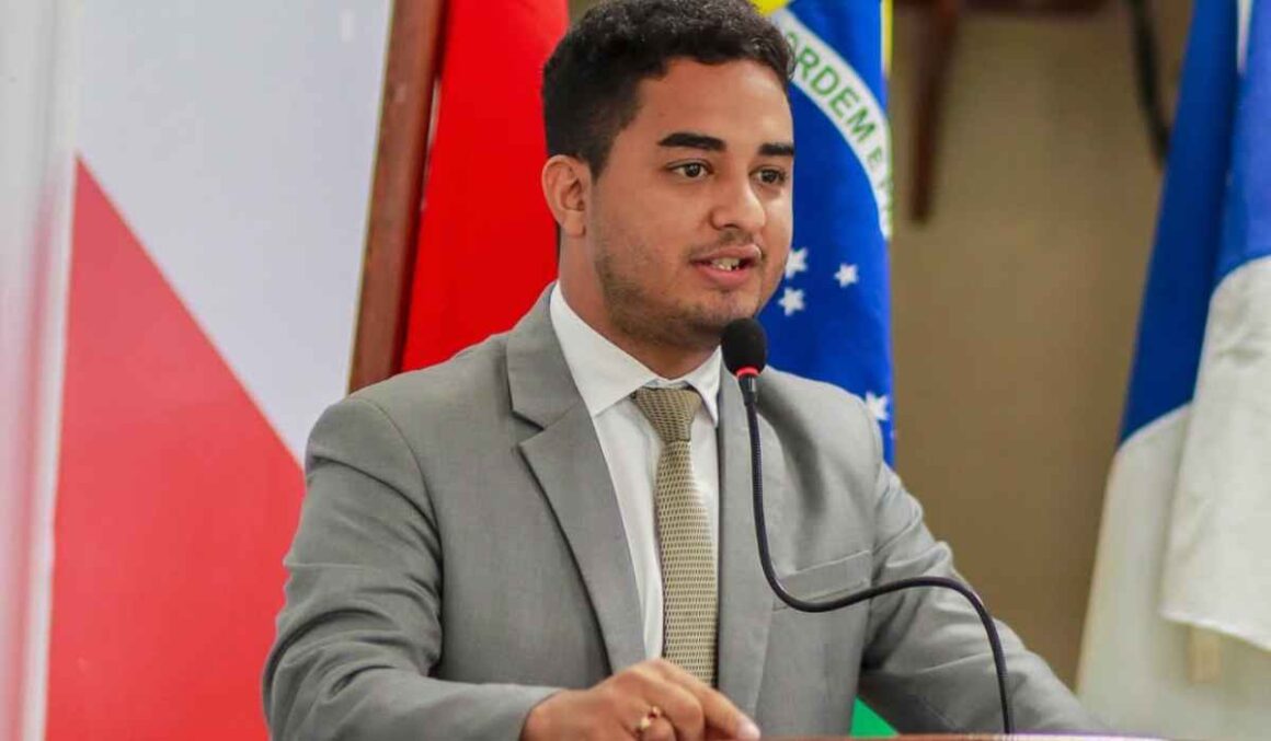 Vereador Pastorzinho propõe recapeamento asfáltico e melhorias em escola de Tailândia