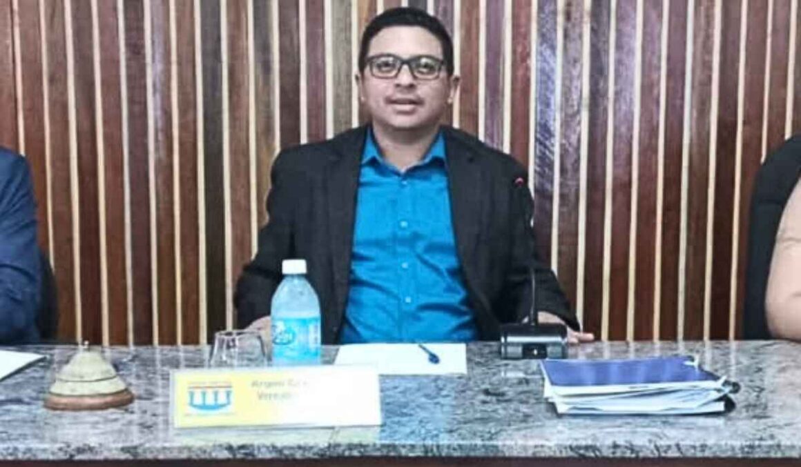 Vereador Argeo Correa cobra limpeza da Orla do Maçarico em Salinópolis