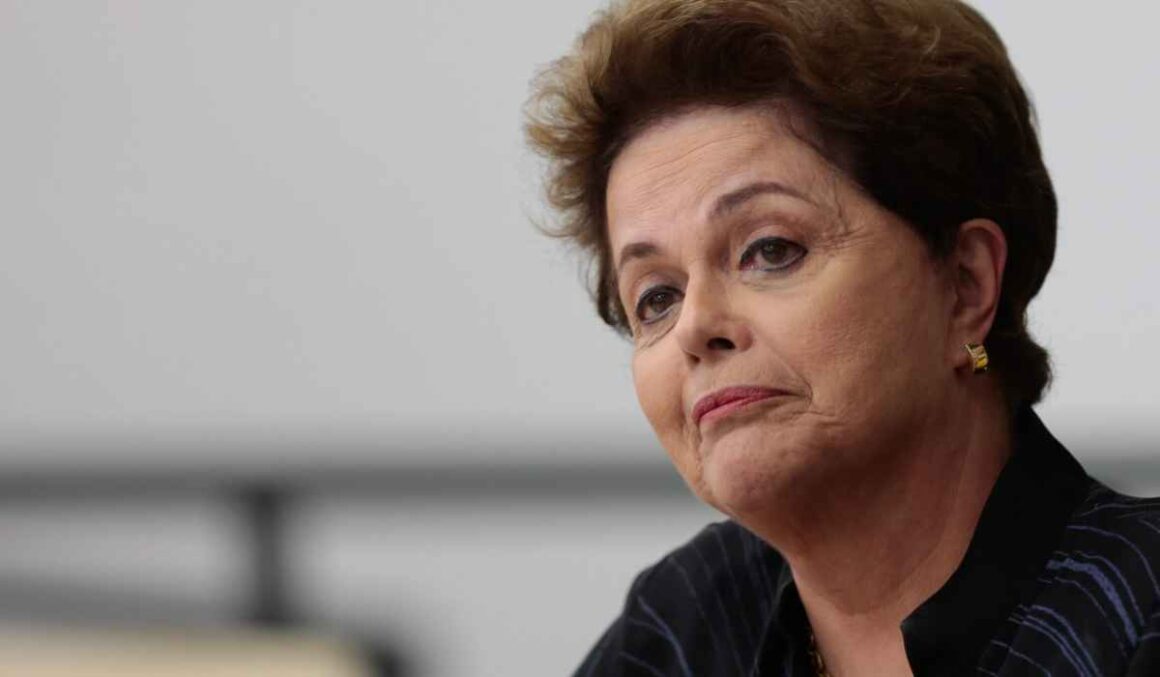 Dilma Rousseff recebe anistia política de comissão e indenização de R$ 100 mil