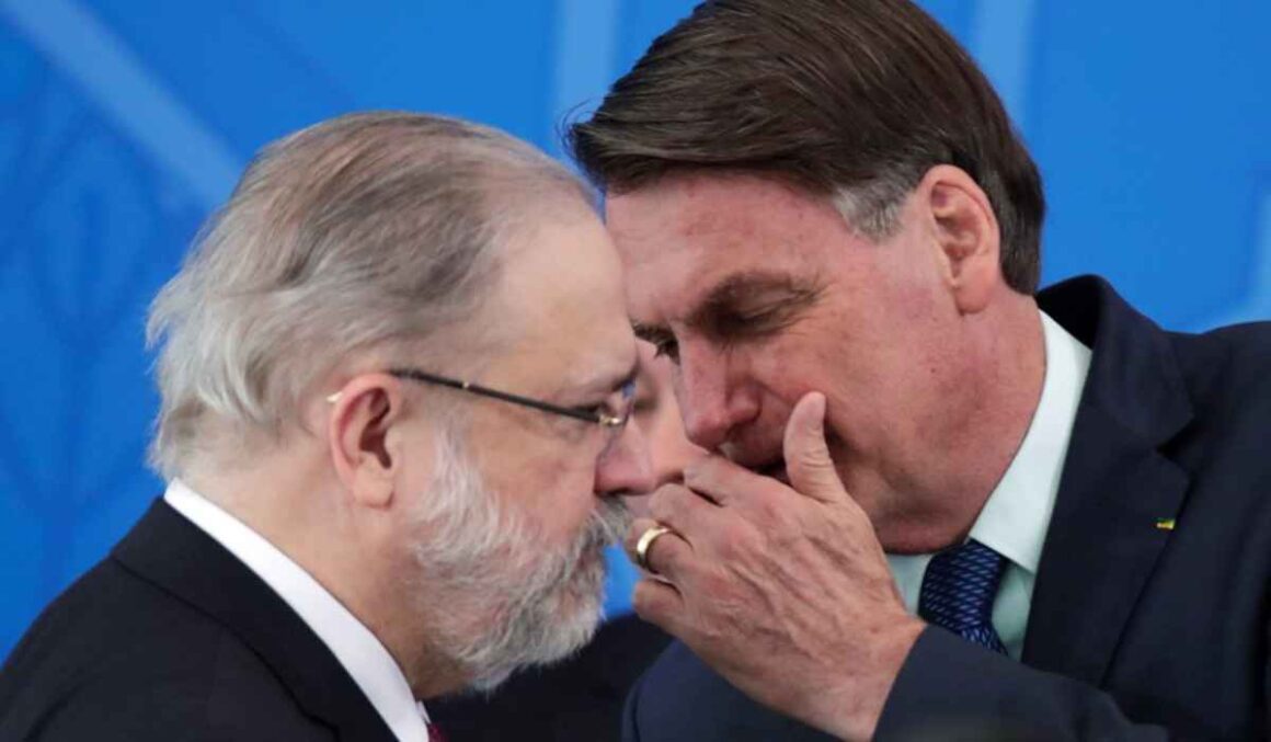 Aras vazou informações sigilosas “de forma reservada” sobre inquéritos, diz Cid