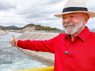 'Não podemos votar em qualquer tranqueira para governar o país', diz Lula