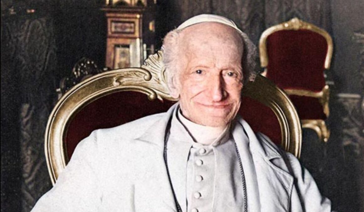 Como a RERUM NOVARUM se relaciona com outras doutrinas sociais da Igreja?