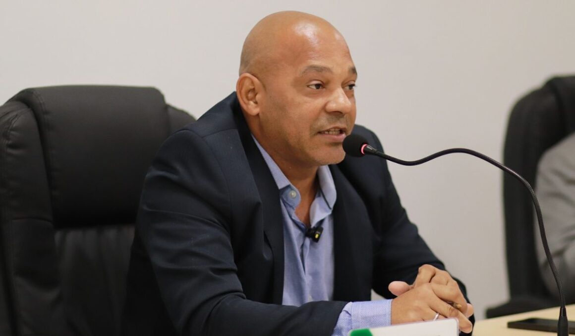 Vereador Roni Baiano apresenta indicações para melhorias em escolas e lazer em Tailândia
