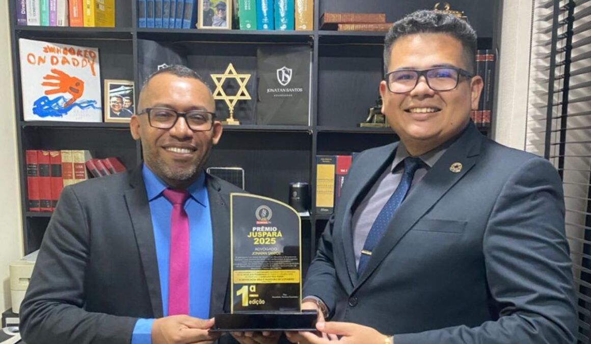 Advogado Jonatan Santos recebe troféu da 1ª Edição