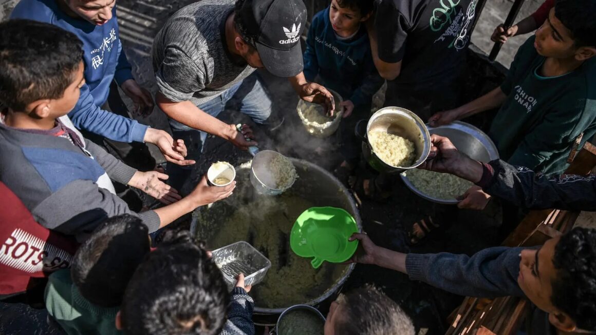 Israel mantém bloqueio em Gaza e adia entrada de alimentos, apesar de promessa