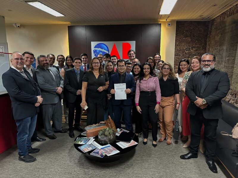  César Ramos com advogados e advogadas militantes, no ato da inscrição do “projeto coletivo” no processo do quinto constitucional da OAB/PA / Foto: AP
