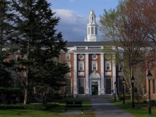 Governo Trump impede Harvard de matricular estudantes estrangeiros