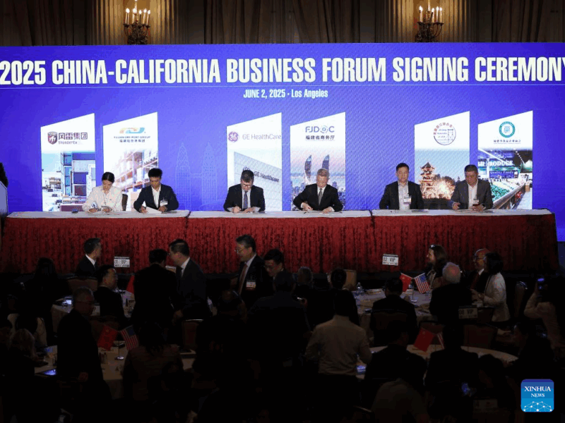 Cerimônia de assinatura realizada no Fórum Empresarial China-Califórnia 2025