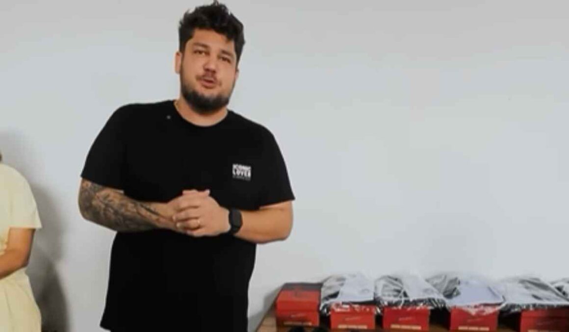 Prefeito Lauro Hoffmann entrega mais de 2.400 uniformes para escolas com supervisão militar