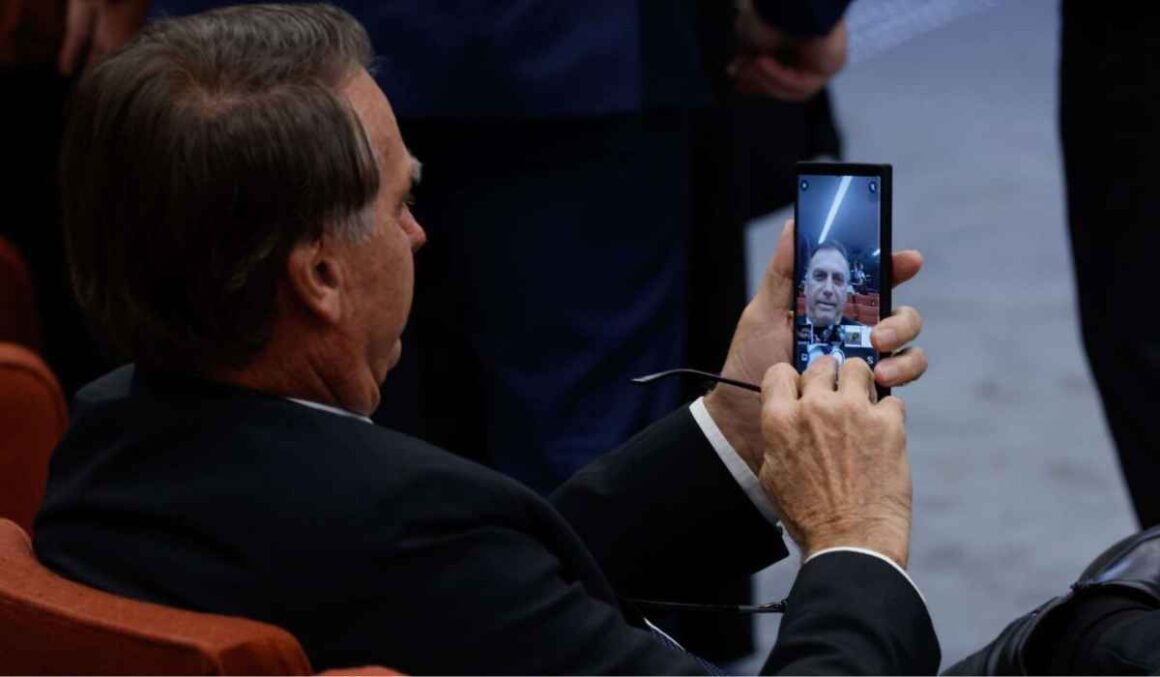 Bolsonaro tira selfie no STF e envia para Michelle: "Lindo. Meu gato!"