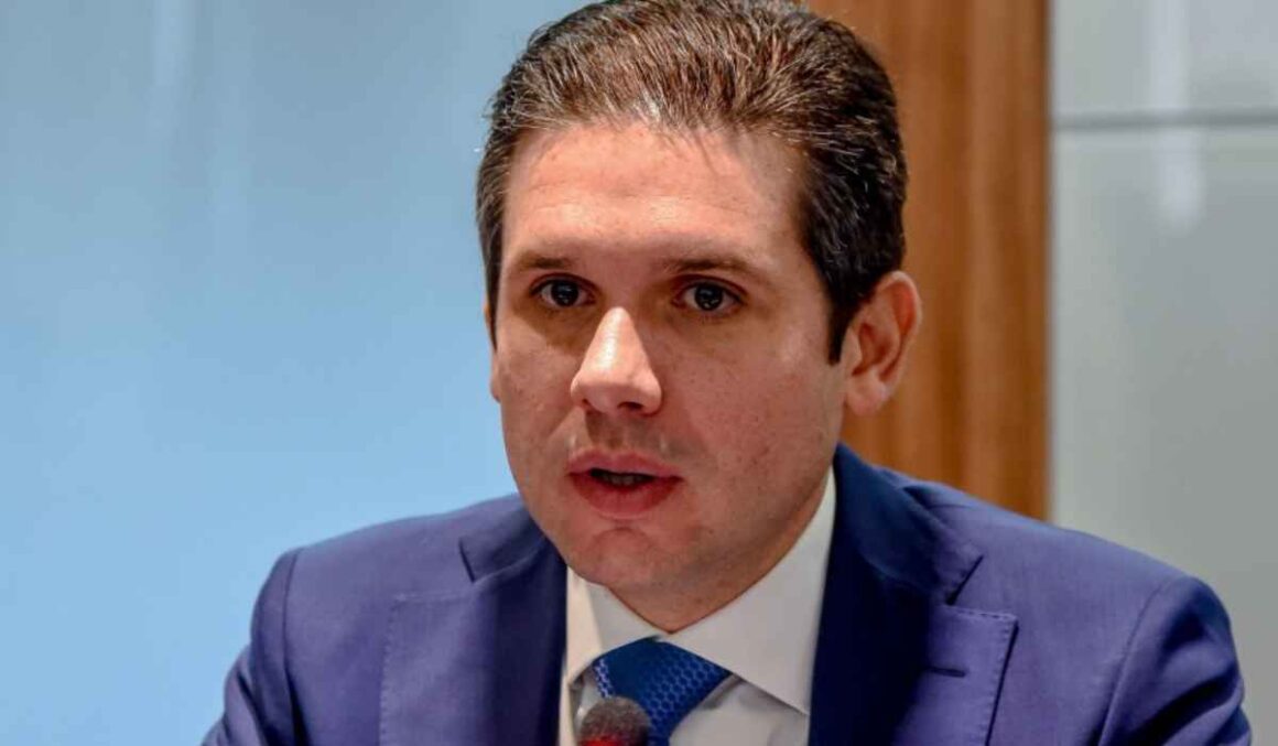 Motta cobra corte de gastos do governo Lula, mas propõe acúmulo de aposentadoria com salário para deputado